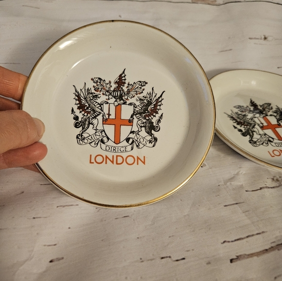 Vintage Set of Two Small London Plates - Picture 2 of 5